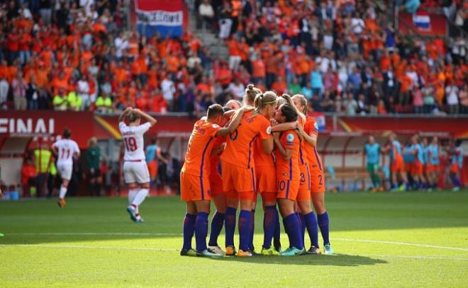 Las jugadoras holandesas celebran el título.
