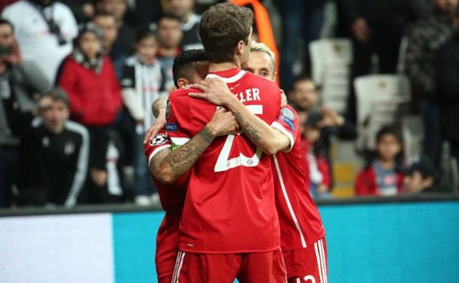 Los jugadores del Bayern celebran el gol de Thiago.