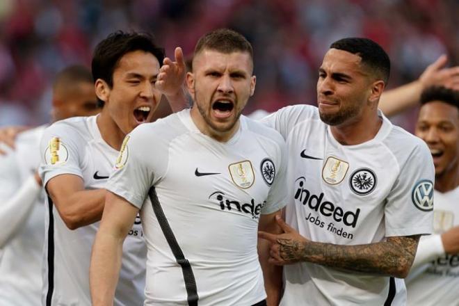 Los jugadores del Eintracht celebran uno de los tantos.