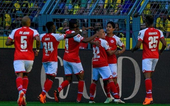 Los jugadores del Mainz celebran uno de los tantos.