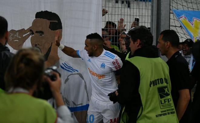 Payet festejó el gol con la afición.