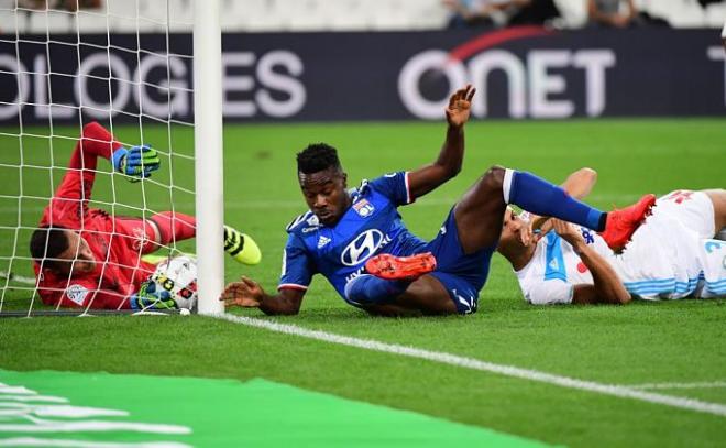 El portero del Olympique de Marsella despeja un balón sobre la línea de gol.