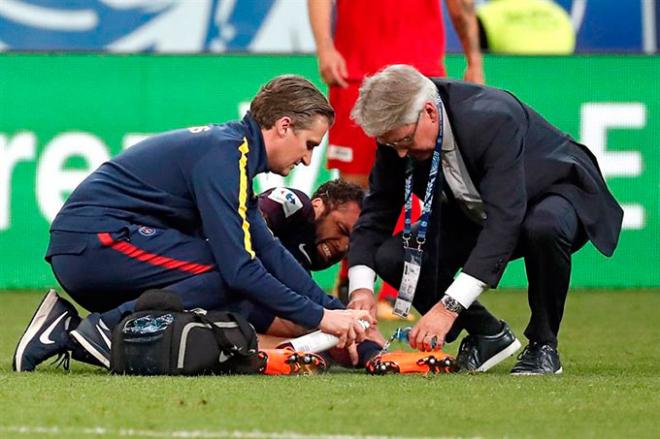 Dani Alves se lesiona en la final de la Copa de Francia.