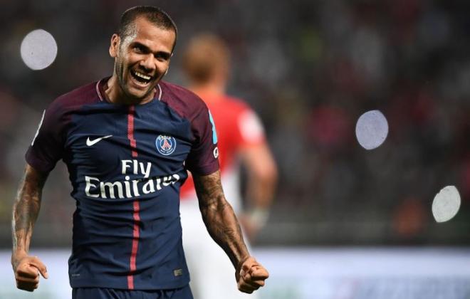 Alves celebra un gol con el PSG.