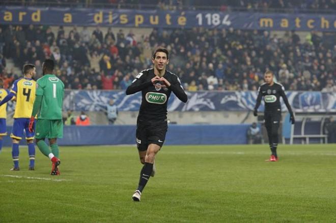 Di María celebra su primer gol en Sochaux .