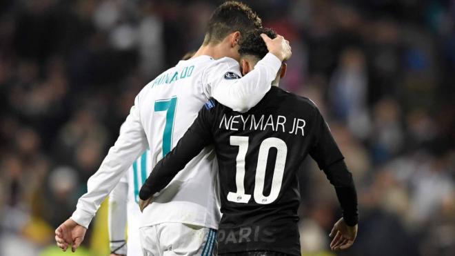 Neymar y Cristiano se abrazan en el Bernabéu.