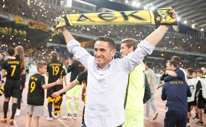 Manolo Jiménez celebra la Liga con el AEK.