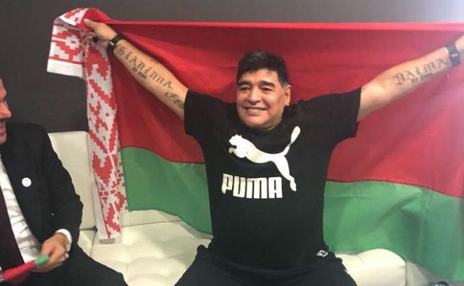 Maradona posa con la bandera de Bielorrusia en el acto de la firma del contrato.
