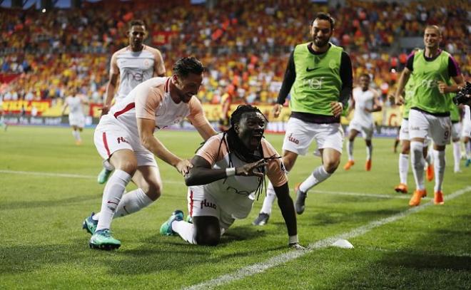 Gomis celebra su tanto (@GalatasarayFK).