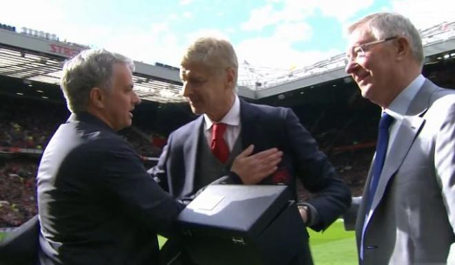 Wenger, Ferguson y Mourinho, durante el homenaje.