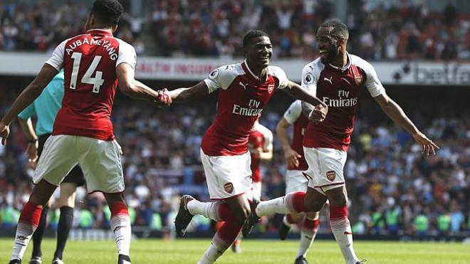 Los jugadores del Arsenal festejan el tercer gol.