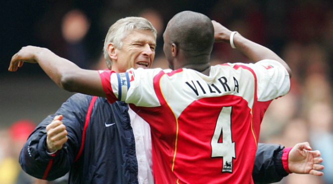 Wenger y Vieira se abrazan en el Arsenal.