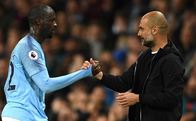 Guardiola y Touré se saludan en el último encuentro del africano.