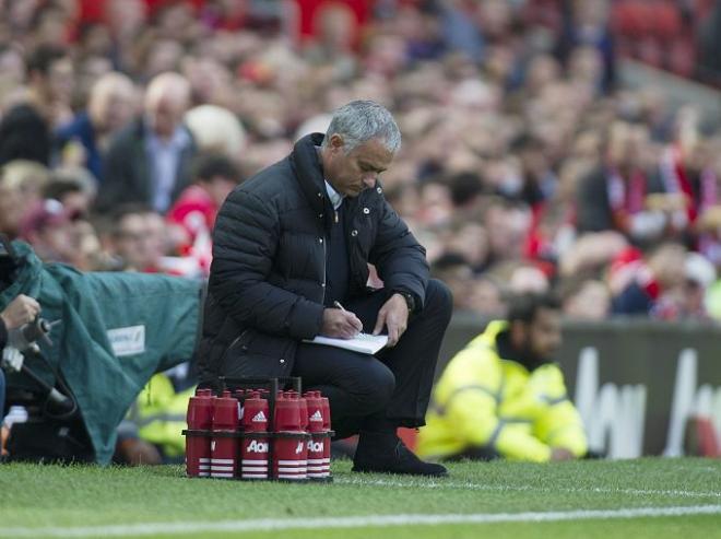 Mourinho toma nota en la banda de Old Trafford.