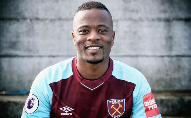 Evra, presentado con el West Ham.