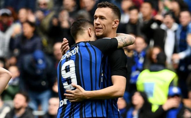 Icardi y Perisic celebran un gol.