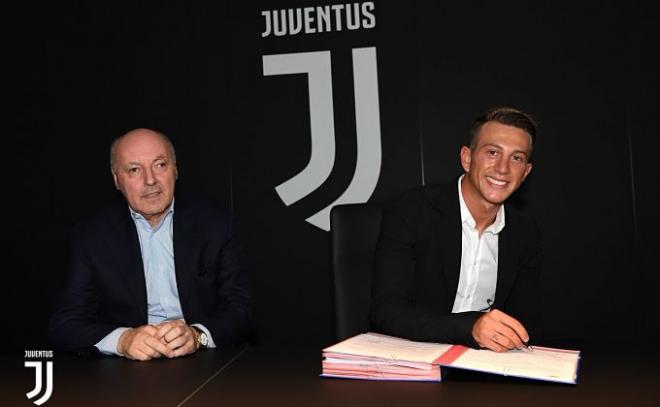 Bernardeschi firmando su contrato con la Juventus.