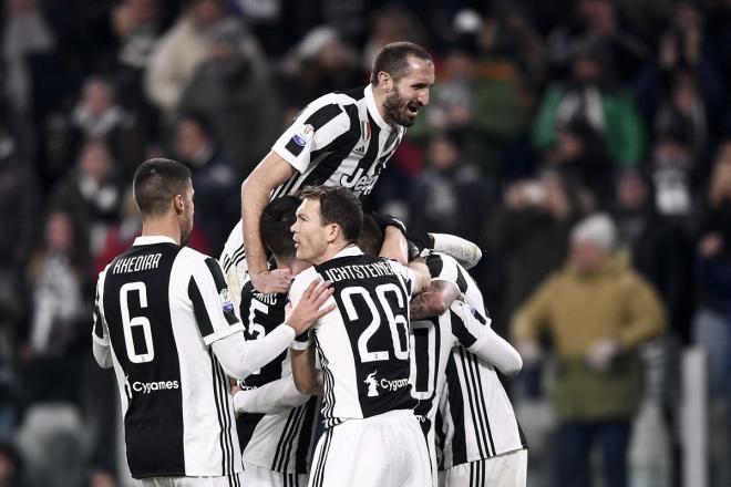 Los jugadores de la Juventus celebran un gol.