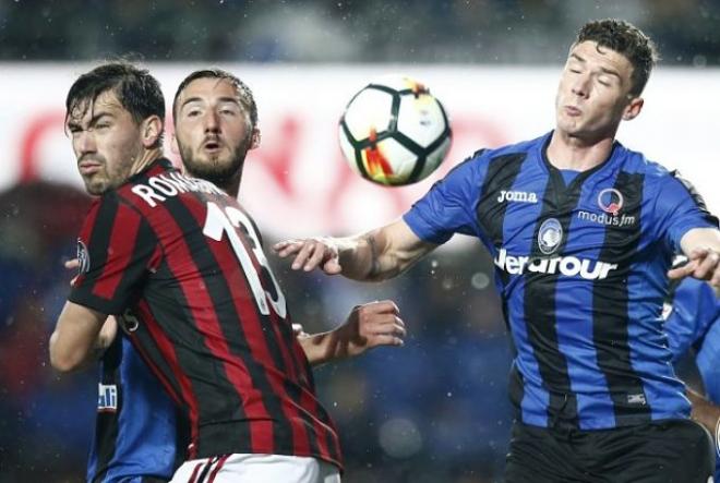 Acción del partido entre Milan y Atalanta.