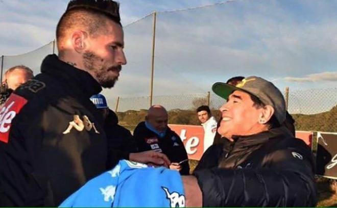 Hamsik se saluda con Maradona.