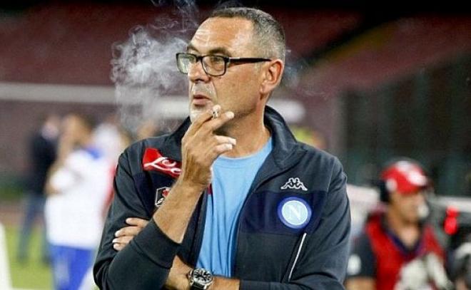 Sarri fuma durante un partido del Nápoles.