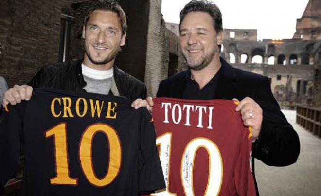 Russell Crowe posa con Totti y una camiseta de la Roma.