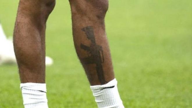 El polémico tatuaje de Sterling en su pierna derecha.