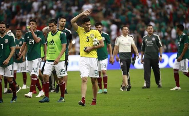 Los jugadores de México saludan a la afición tras la victoria.