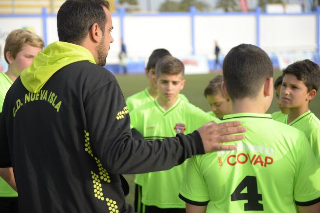 Un entrenador da instrucciones a sus pupilos.