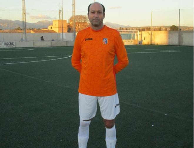 Miguel Ángel Calleja vestido de corto.