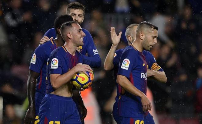 Los jugadores culés celebra el gol de Alcácer.