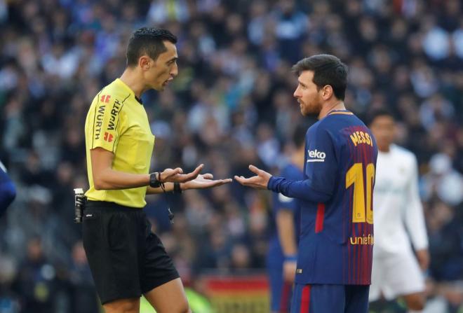 Messi discute con Sánchez Martínez.