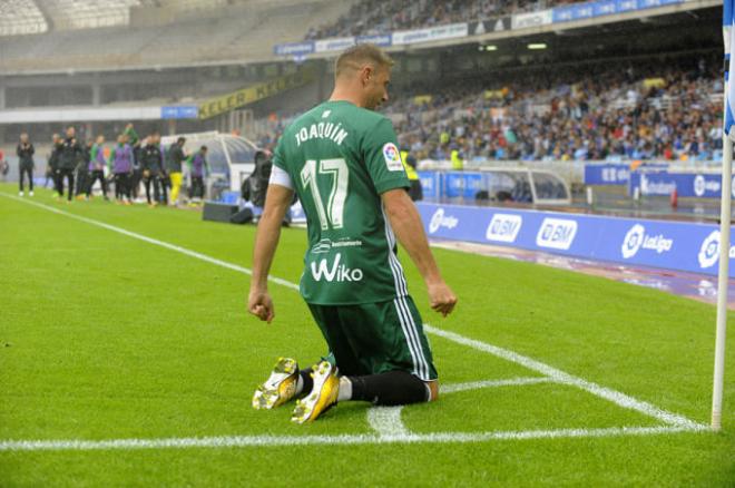Joaquín celebra un gol en Anoeta.