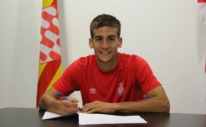 Pere Pons en la firma de su renovación.