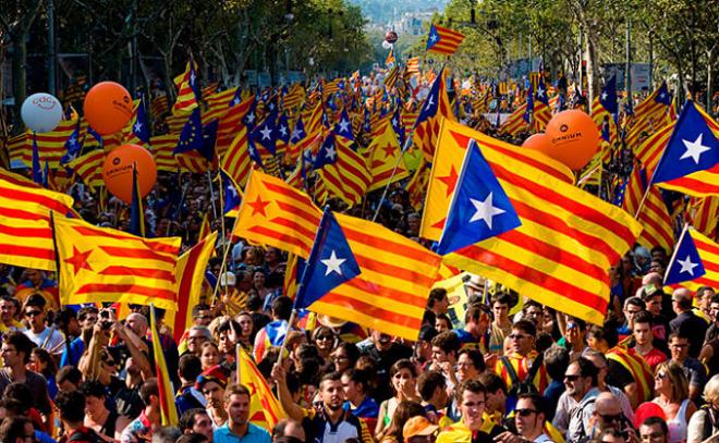 Manifestantes apoyan la independencia catalana.