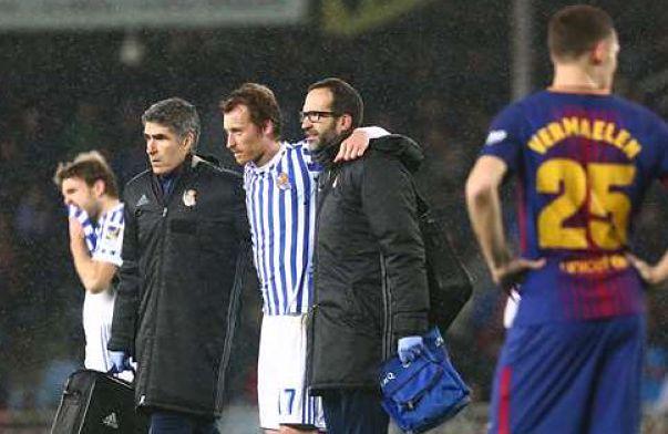 Zurutuza se retira lesionado ante el Barça.