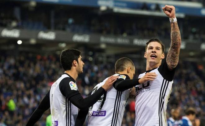 Santi Mina celebra su gol junto a Rodrigo y Guedes.