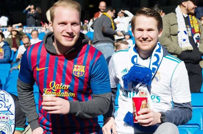 Dos aficionados de Barça y Real Madrid, en el Bernabéu.