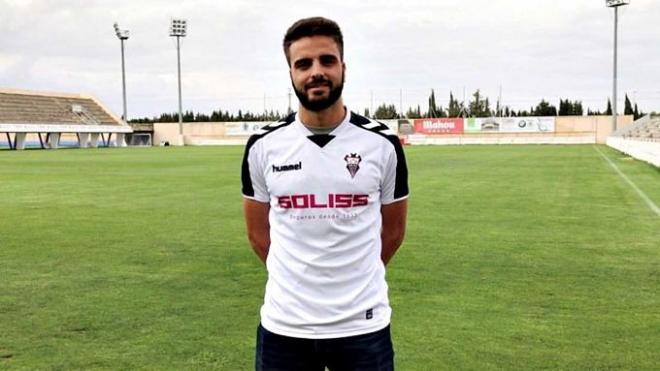 Pelayo Novo posa con la camiseta del Albacete.