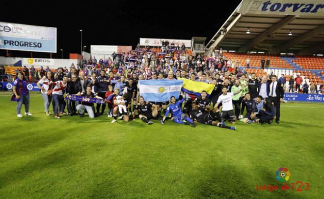 Jugadores y afición celebran juntos el ascenso (Foto: LaLiga).