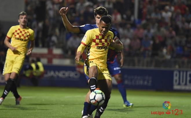 Uche controla una pelota durante el Huesca-Nástic (Foto: LaLiga).