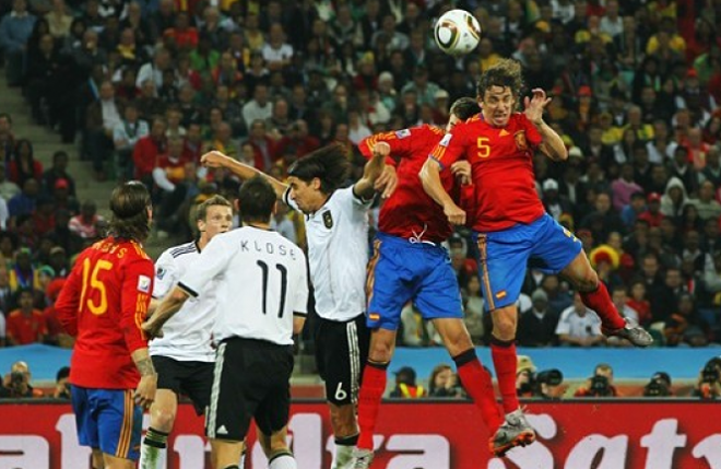 Puyol bate de cabeza a Neuer en la semifinal de 2010.