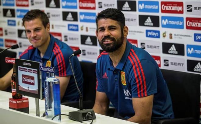 Diego Costa, junto a Azpilicueta en sala de prensa (Foto: EFE).