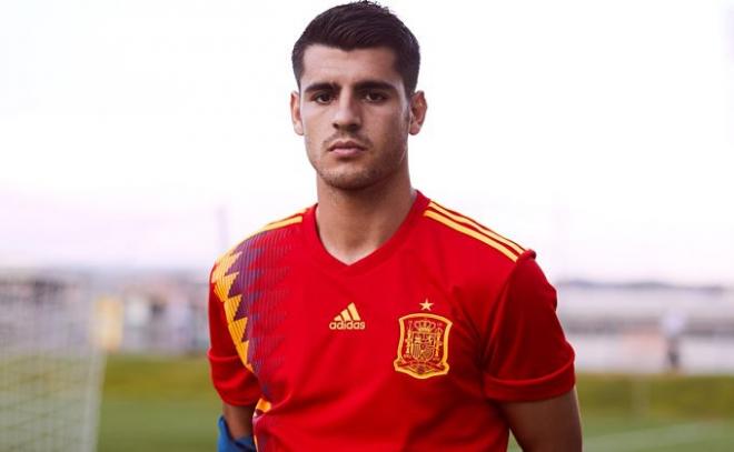 Morata posa con la última camiseta de España.