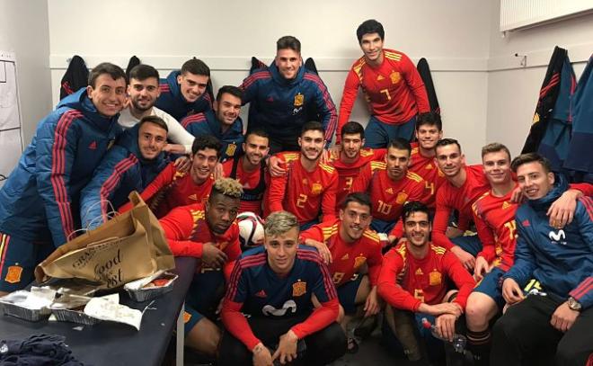 Los jugadores de España festejaron el triunfo en el vestuario.