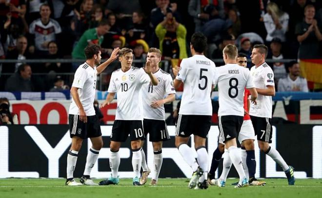 Los jugadores de la selección alemana celebran un gol.