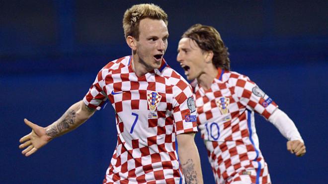 Rakitic y Modric celebra un gol con Croacia.