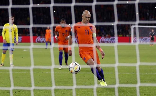 Arjen Robben lanza el penalti del 1-0 para Holanda.