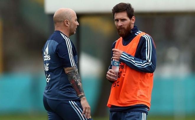 Jorge Sampaoli y Messi, en un entrenamiento.