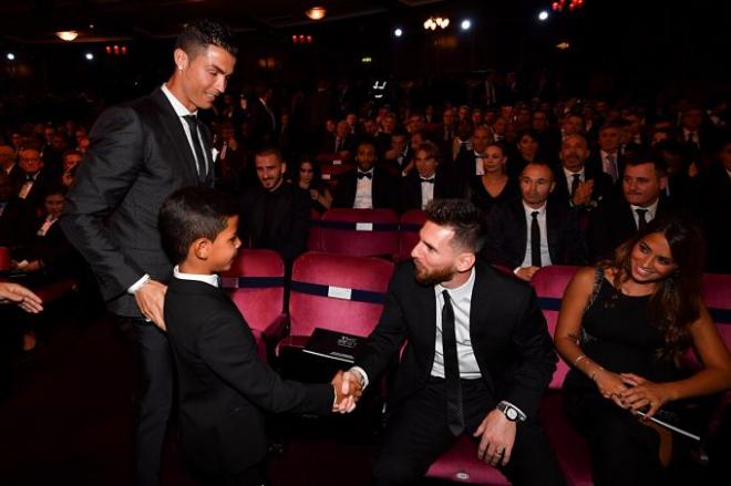 El hijo de Cristiano saluda a Messi.